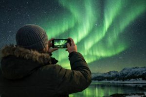 Photographier les aurores boréales avec un smartphone moderne sans accessoires comme un pro