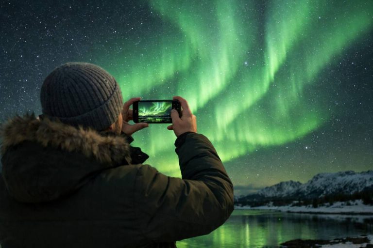 Photographier les aurores boréales avec un smartphone moderne sans accessoires comme un pro